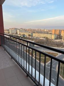 balcón con vistas a la ciudad en Новый ЖК PRESIDENT с балконом, en Aktau