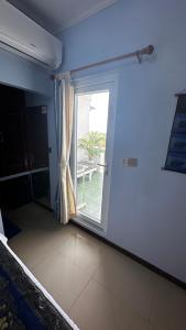 um quarto com uma porta com uma janela e um pátio em China Lounge em Sihanoukville