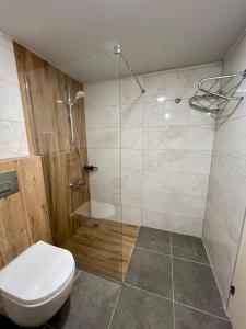 Koupelna v ubytování LEMAS SUITE HOTEL
