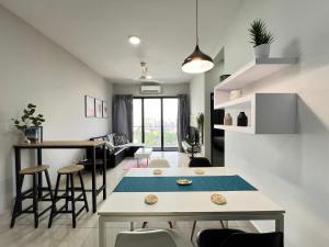 コタバルにあるRiverView 8PAX 2BR in KBtown Wi-Fi, A-11-3Aのテーブルと椅子のあるキッチンとリビングルーム