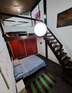 Katil dua tingkat atau katil-katil dua tingkat dalam bilik di Casa nossa c muito espaço,piscina,saunas e natureza