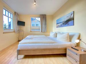 a bedroom with a large bed and a desk at Neue Villa Ernst - Ferienwohnung 4 in Bansin