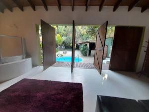 Casa nossa c muito espaço,piscina,saunas e natureza veya yakınında bir havuz manzarası