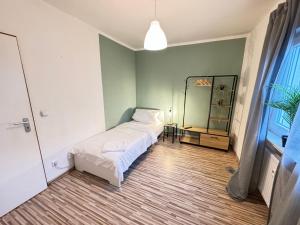 Ein Bett oder Betten in einem Zimmer der Unterkunft A05 - Wohnung für 6 Pers - 3 Zi mit Balkon inkl smart TV