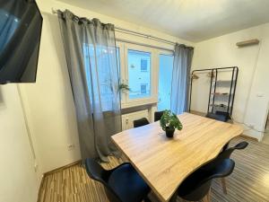 a table and chairs in a room with a window at A05 - Wohnung für 6 Pers - 3 Zi mit Balkon inkl smart TV in Bad Homburg vor der Höhe