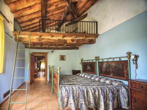 um quarto com uma cama grande e um tecto em madeira em Agriturismo I Cerretelli em Barga