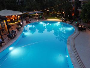 Bazén v ubytování LEMAS SUITE HOTEL nebo v jeho okolí