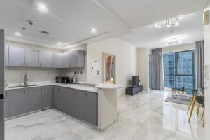 een keuken met witte kasten en een aanrecht bij Torch Tower,Dubai Marina - 1BR Apartment - Allsopp&Allsopp in Dubai