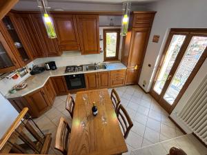 mit Blick auf eine Küche mit einem Holztisch in der Unterkunft Lake view, Garden, Balcony in Gravedona - Larihome A61 in Consiglio di Rumo