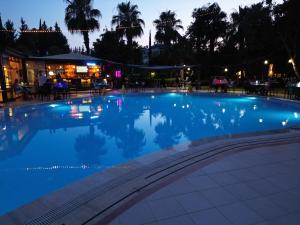 Bazén v ubytování LEMAS SUITE HOTEL nebo v jeho okolí
