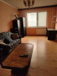 sala de estar con sofá y mesa en Apartment in the Levice, en Levice