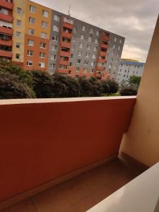 een balkon met uitzicht op sommige gebouwen bij Apartment in the Levice in Levice