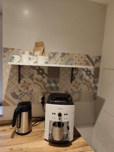 eine Kaffeemaschine auf dem Tisch in der Unterkunft APARTMAN Tradicia in Michalovce