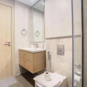 a bathroom with a toilet and a sink and a shower at Key View - Navitas Tower A in ‘Ūd al Bayḑāʼ