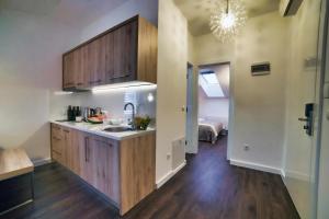 札格雷布的住宿－Casa V Luxury Apartments，一个带木制橱柜和水槽的厨房