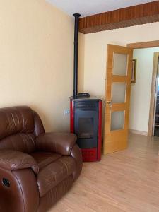 Una sala de estar con un sofá y un televisor. en Casa Pepe, en Níjar