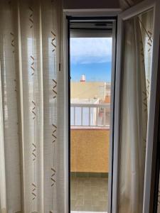 una puerta corredera de cristal con vistas a un balcón en Casa Pepe, en Níjar