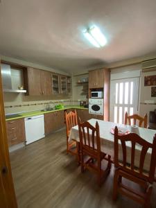 cocina con mesa y sillas y comedor en Casa Pepe, en Níjar 8 fotos más