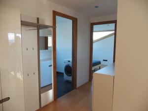 a room with a mirror and a washing machine at Ferienwohnung Böhler in Doren