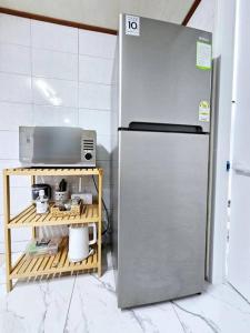 un réfrigérateur dans une cuisine à côté d'un four micro-ondes dans l'établissement [New]Seongsu/Konkuk U/PoguniStay, à Séoul