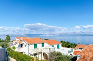 a view of houses and the water at Apartments Oaza in Stomorska