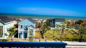 een rij huizen met de oceaan op de achtergrond bij Kat House Novaworld Phan Thiết in Bình Tú