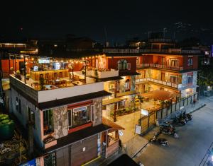 uma vista aérea de uma cidade à noite em Dharma Backpackers em Pokhara