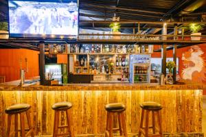 Setustofa eða bar á Dharma Backpackers +30 myndir