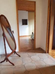 Habitación con espejo y TV. en Maison dans un village calme, en Carla-de-Roquefort