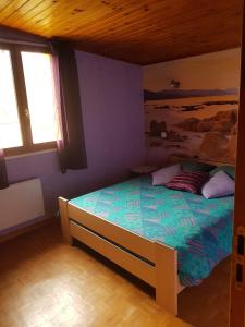 um quarto com uma cama num quarto em Maison dans un village calme em Carla-de-Roquefort