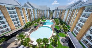 an overhead view of the pool at a resort at Wyndham Jomtien Pattaya in Na Jomtien
