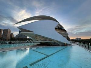 バレンシアにあるCool Central Marketのスイミングプール付きの建物の景色を望めます。