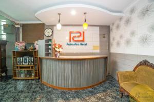 un vestíbulo de hotel con bar y reloj en Hotel Patradisa by My Hospitality en Bandung