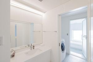 茅崎市的住宿－MARSOL C,S,Beach hotel - Vacation STAY 51604v，白色的浴室设有水槽和洗衣机。