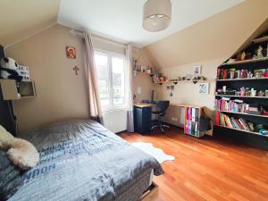 una camera con letto, scrivania e finestra di EXIGEHOME - Grande maison - 140m² - spacieuse et confortable a Jouy-en-Josas