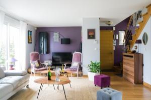 sala de estar con sofá y mesa en EXIGEHOME - Grande maison - 140m² - spacieuse et confortable, en Jouy-en-Josas