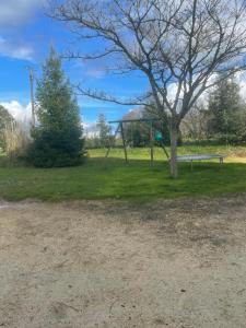 un parque con un balancín y un columpio en bellevue en Coux-et-Bigaroque