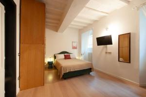 1 dormitorio con cama y ventana grande en Le Casine - Tintori Apt, en Florencia