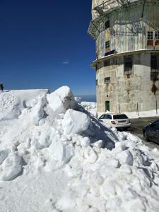 una pila de nieve frente a un edificio en Albergaria Senhora do Espinheiro en Seia