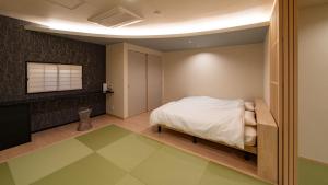 UTAKATA HOTEL HIMEJI في هيميجي: غرفة نوم فيها سرير وتلفزيون