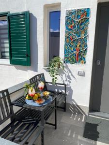 een tafel met een bord eten op een patio bij Casa Esperanza in Procida