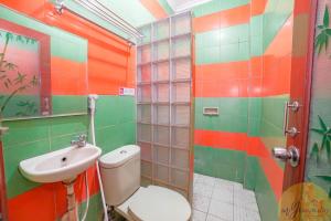 een badkamer met een toilet en een wastafel bij Hotel Patradisa by My Hospitality in Bandung
