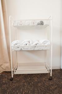 a white towel rack with white towels on it at 龙猫民宿-梅田店303 in Osaka +3 photos
