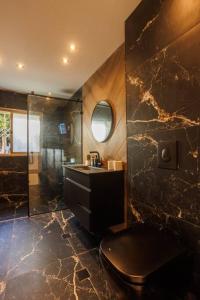 W łazience znajduje się umywalka, prysznic i toaleta. w obiekcie Rothschild Modern Apartment with a Pool w Tel Awiwie