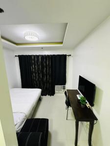 una camera con un letto e un tavolo con un divano di hotel in ermita manila birch tower a Manila