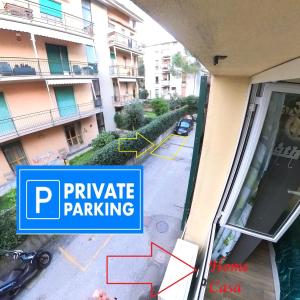 un panneau indiquant un parking privé en face d'un bâtiment dans l'établissement 5 TERRE EXPRESS MIGLIARINA, à La Spezia