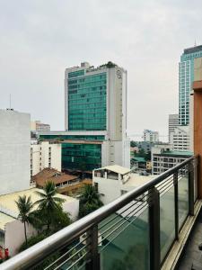 balcone con vista sulla città. di hotel in ermita manila birch tower a Manila