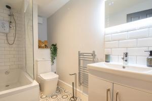 uma casa de banho branca com um WC e um lavatório em MARSH lux 2 em Manchester