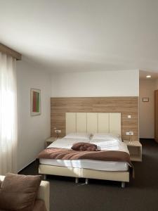 Hiša Aleš في كراني: غرفة نوم بسرير كبير مع اللوح الخشبي