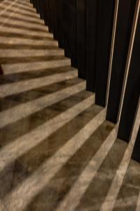 eine nahe Treppe mit Schatten auf dem Boden in der Unterkunft Sebayu Retreat Gopeng in Gopeng